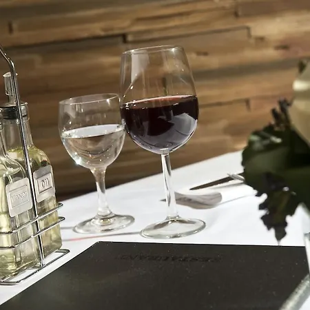 Отель Wyndham Atrium 4*